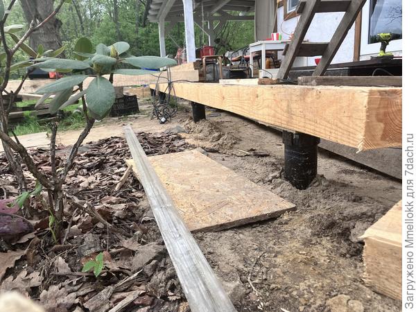 столбики отрезаны. на столбиках - брус