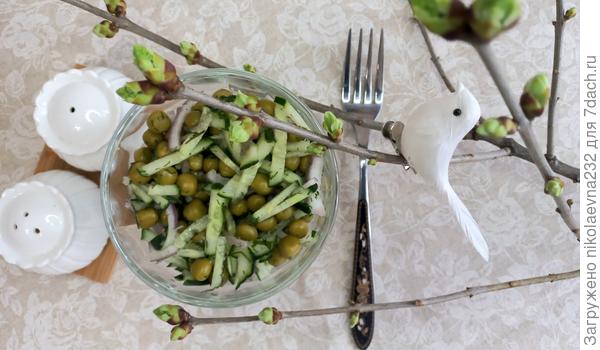Салат с зелёным горошком и огурцом