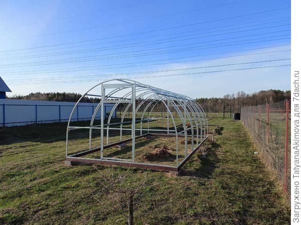 А мы с мужем в субботу собирали теплицу. Холодно конечно было и ветрено. Осталось поликарбонатом обшить, и можно будет уже перекапывать и засаживать🤞💃🏻