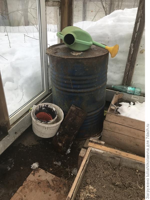 Бочку тоже перевернули в нормальное положение и водой наполнили