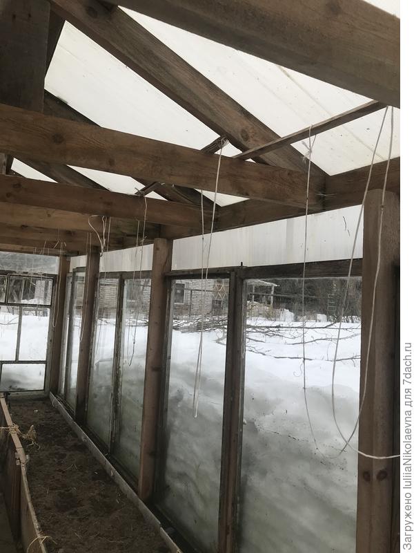 Между рамами установили подпорки . Фото этого 2023 года. Обратите внимание на высоту снега за бортом. И это 20 марта!