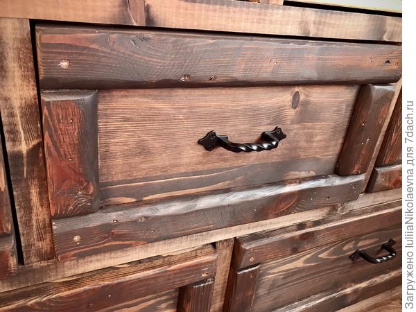 Рамка на фасаде- старая вагонка. Муж распустил её вдоль. Я сняла фаску, шлифанула, покрыла маслом. Наверное это стиль а-ля рустик. Но сын назвал его пиратским комодом