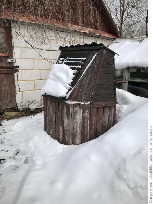 На крыше положен кусок ондулина, чтобы дождь не попадал