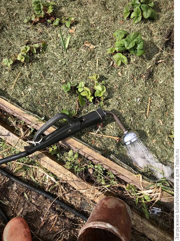 Вот такая поливалка у меня для клубники. Папа делал. На шланг примостил старую лейку от душа и ручку прикрутил. Ручка то ли резиновая, то ли пластиковая. Комфортно за неё держаться, не холодно руке