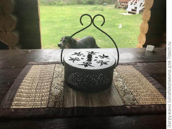 Её можно подвесить, но мы ставим под стол на время вечерних посиделок