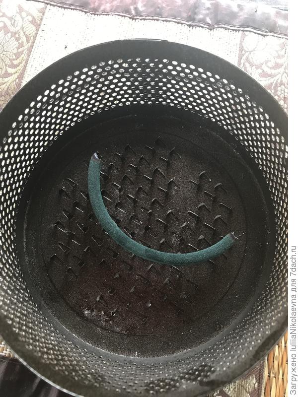 Даже маленький огрызок на таких шипах сгорает без остатка. Можно и с двух сторон поджечь