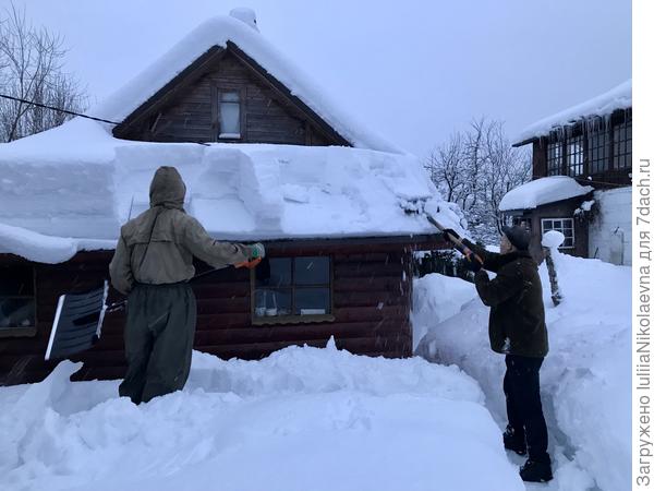 Вот сколько снега. Это муж с сыном с крыши сарая снег счищают.