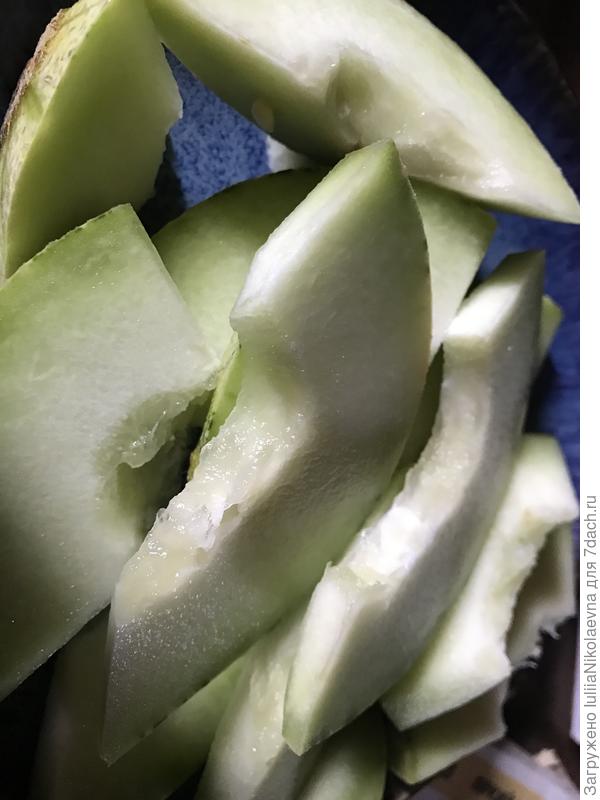 По консистенции вполне созрела. На вкус- фигня полная. Не сладкая, даже чуть горчит. Сижу, грызу её. Не вкусно 🤪