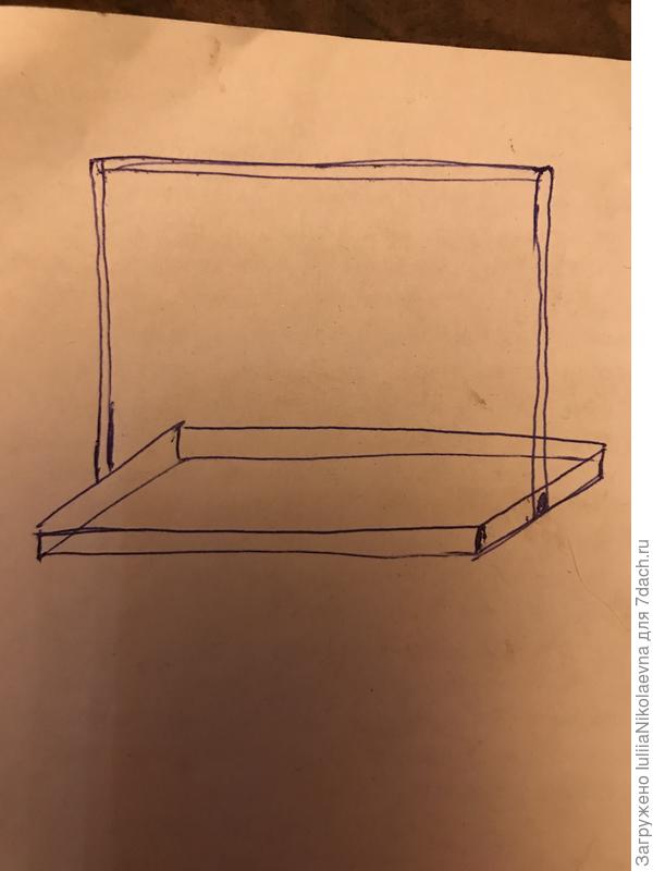 К деревянным бортам грядки прибита п-образная конструкция, высотой около двух метров