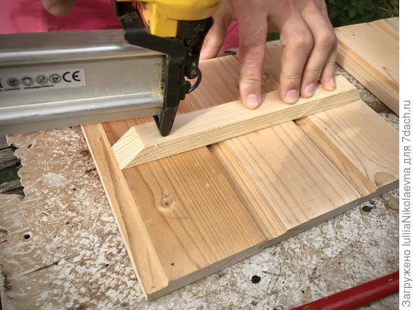 Три дощечки вставляем в пазы и поперёк набиваем брусочек. Это будет один скат крыши