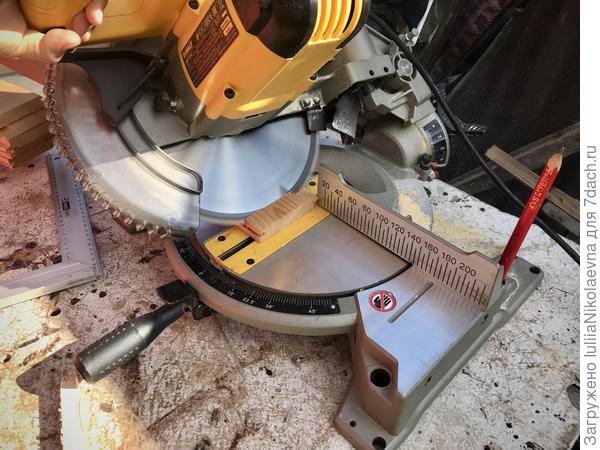 С одного края делаем срез под 45°