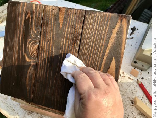 А потом тряпочкой всё хорошо растираем, снимая излишки и растушёвывая недостатки покраски. А дерево под маслом как играть начинает!