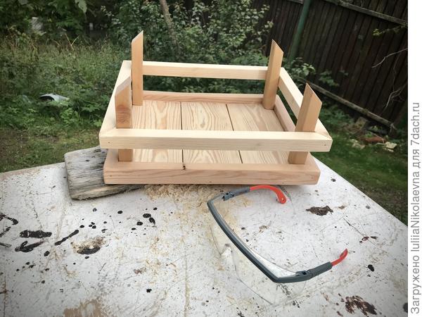 Вот так выглядит наша обвязка. Это и для прочности конструкции. И птички на жёрдочке сидеть могут