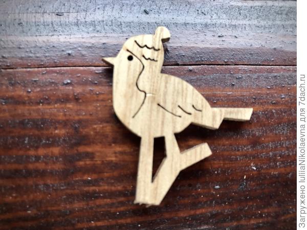 У меня давно валялась вот такая крошечная птичка. Не знаю откуда взялась. Будет украшением кормушки!