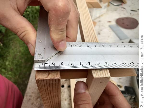 Линейкой вымеряем высоту нашей обвязки, чтобы всё ровно вышло