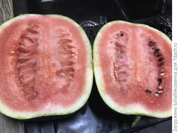 Еле-еле успела сфотографировать. Съели за пять секунд🙂. Очень вкусный, сладкий и ароматный. Ура!