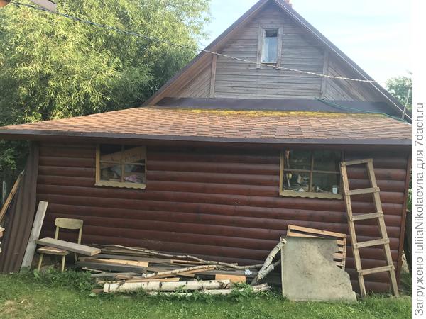 Вот так выглядит мой сарайчик.  Он пристроен к стене бани. Обратите внимание. На месте стыка крыши и стены бани- планка примыкания( металический угол) У Тани такого нет. Это значит, что вода в месте стыка будет течь по стене дома. А это значит, дом будет гнить. Прошу прощения за мусор перед сараем. Но тут стоит верстак, а рядом валяются Материалы. Мы с сыном часто что-то мастерим.