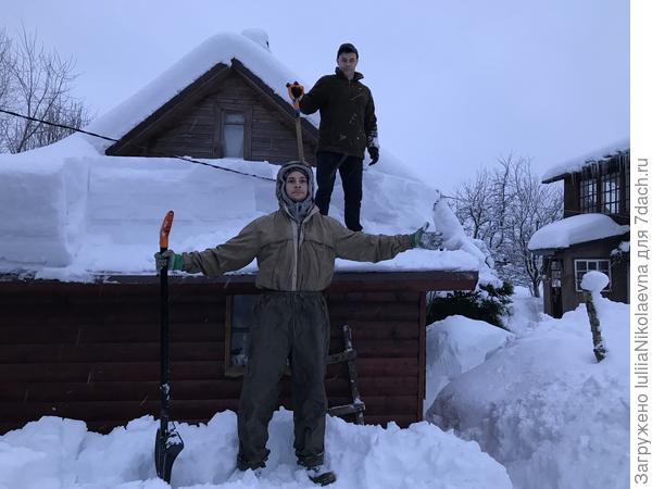 Вот сколько снега может выпасть. И я один раз за зиму отправляю своих мужиков чистить с этой крыши снег.