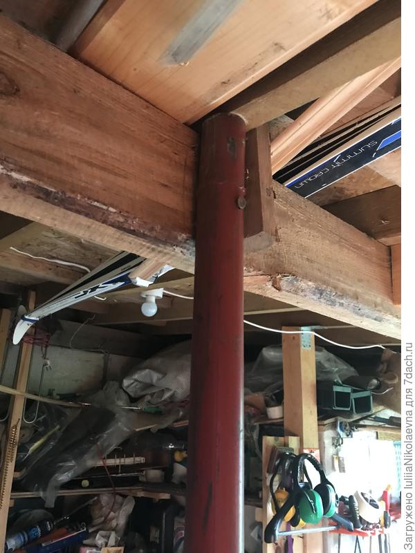 Тогда папа притащил откуда-то трубу и вбил её в распор под центральную балку.