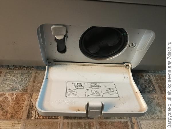 Сначала слить воду с левого шланга, а потом открутить правую заглушку и убрать грязь от туда.