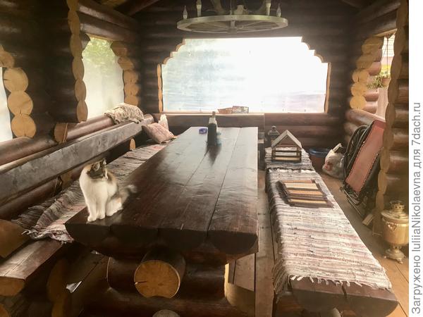 Вокруг стола в виде буквы «п» стоят скамьи.