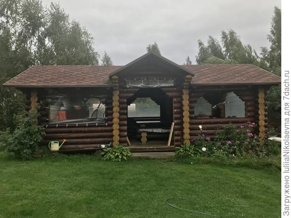 Площадь беседки внутри 21 кв. метр. Когда становится холодно, то окна закрываем шторами «мягкое стекло»