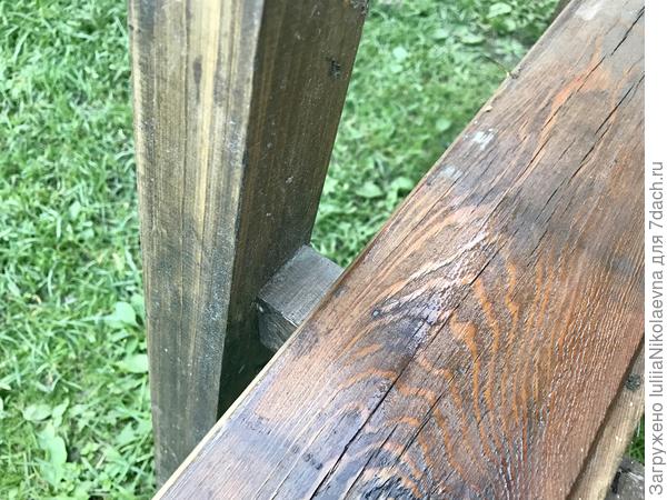 Вот так сейчас дерево выглядит. Цвет у полки и стойки разный, так как красила разным маслом. Остатки того, да остатки сего🙂