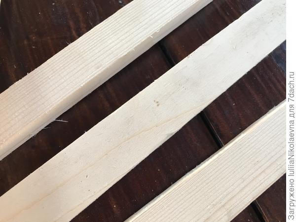 Их толщина может быть любой, ведь большая нагрузка на полки не планируется. Главное, чтобы их размер был одинаковым