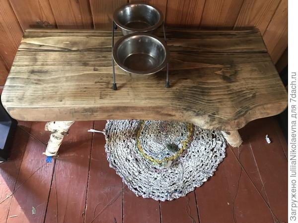 Вот подставка для кошачих мисок. Цена-бесплатно. Крышка-бывший палет, на котором кирпич привозили.