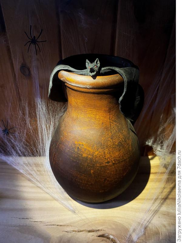 Тут пауки тоже поработали. Заплели кувшин, в котором спряталась летучая мышь