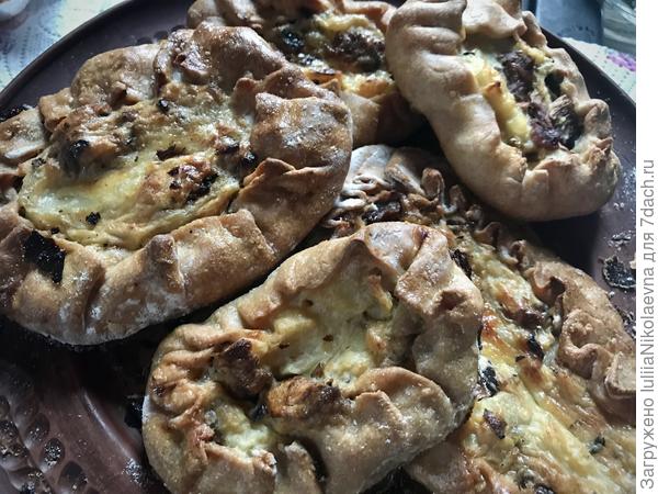 На утро осталось из 42 штук только 5 🙂 Тесто перестало быть хрустящим, размягчилось от начинки. Пока писала ответ, осталось на блюдце две калитки. Муж три быстренько умял😂