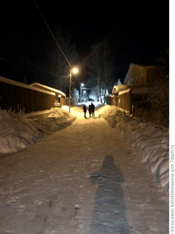 А на этой аллее вычистили, что две машины запросто разъезедутся