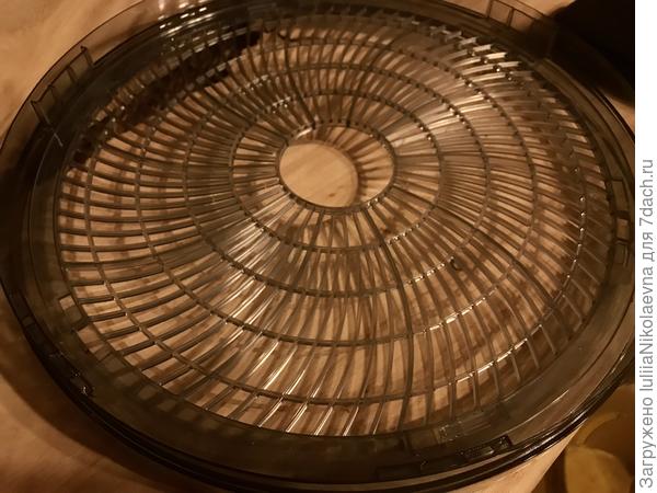 Поддоны, которых 5 штук, в руки взять приятно. Очень даже не хлипкая конструкция