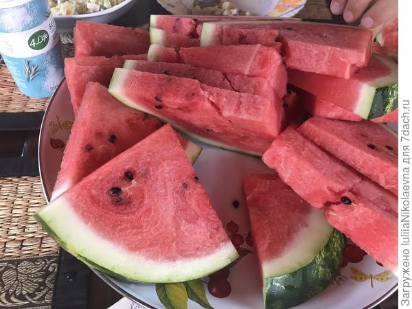 Очень ароматный, но сладости не хватило. Всё лето дубак был и дождь хлестал😢