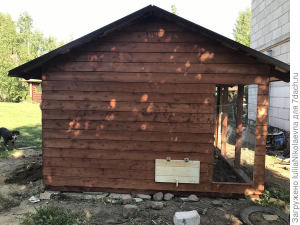 Это курятник с торца. Белая дверца с улицы- чтобы забирать яйца из гнёзд, не заходя в курятник