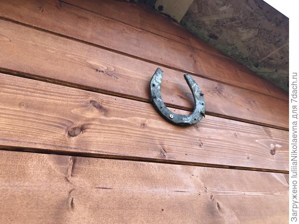 Вот. Под крышу курятника повесили