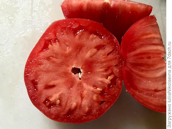 На разрезе сплошное мясо. Еле-еле с него десяток семечек наковыряла