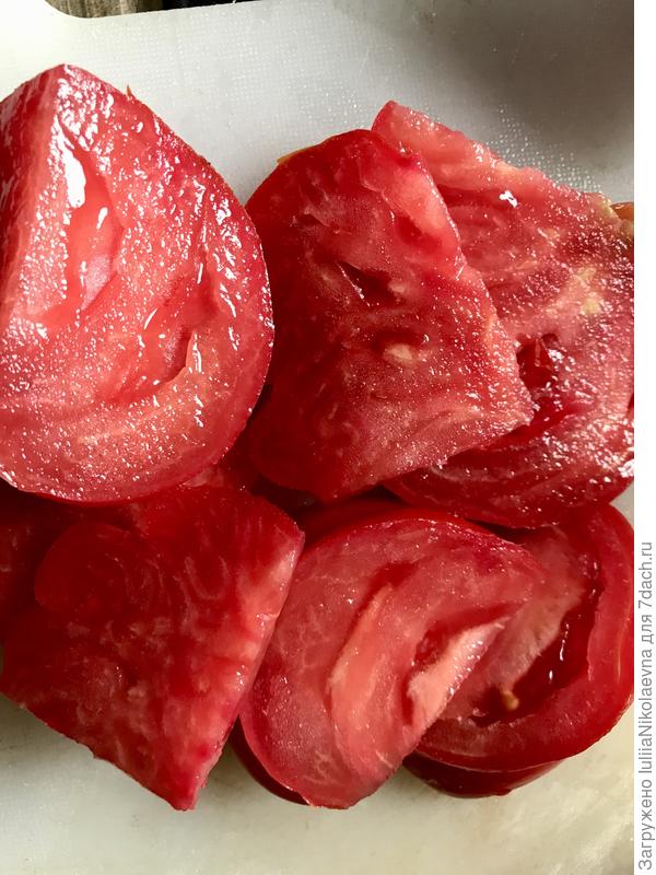 Хотела взять с него семена. Ковыряла-ковыряла и всего пять семечек нашла. Хороший, вкусный. На следующий год тоже посажу