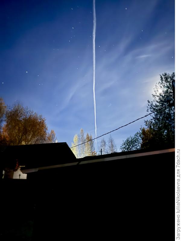 Загадочная полоса в небе. То ли след от самолёта, то ли инопланетяне чудят😊