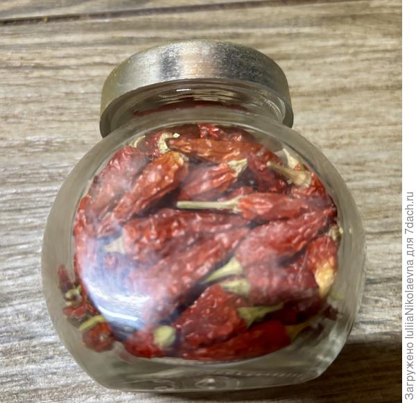 Мой огонёк-коротышка прошлого года. Острый - ух, одну такую баночку за зиму съели.