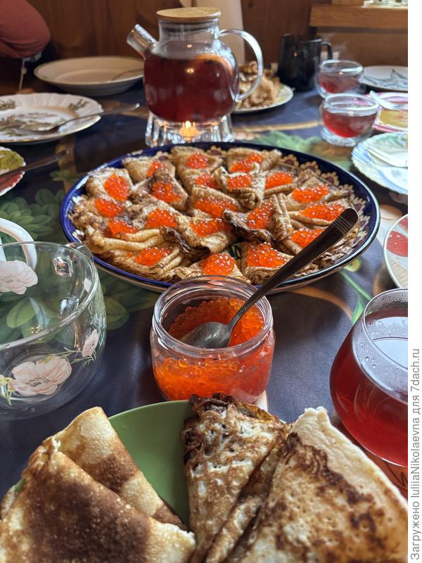 После гуляний на улице, продолжили праздник дома. Друзей к нам много приехало, еле-еле в нашу избушку поместились😊