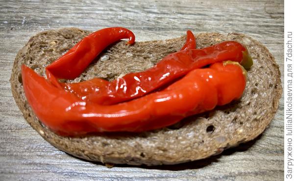 А я вот так люблю. Пару стручков квашенного перца на чёрном хлебушке. Мммим…