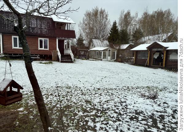 8 мая 2025. Вон в той тепличке гномы готовятся завалить меня урожаем🤣