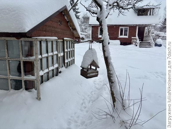 Засыпает снегом