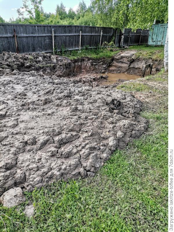 Куча ила и стенка пруда