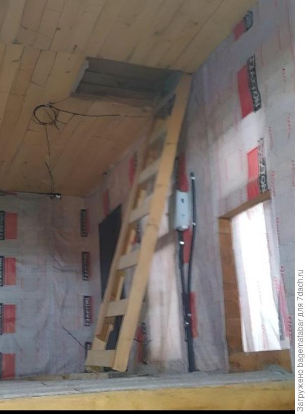 В оконном проёме виден брус. Это второй этаж дома.