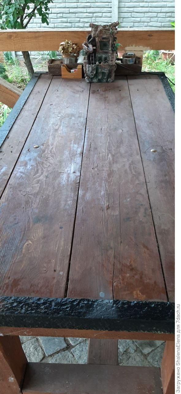 Расшатанные доски снизу скреплялись бруском.