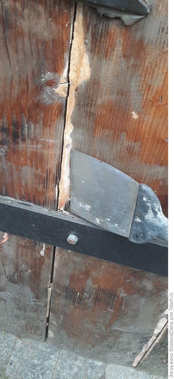 Закрываю большие щели шпаклевкой по дереву