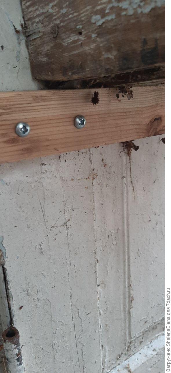 Крепим брус, на нем будет лежать полотно для сидения