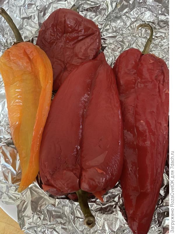 1 Запечь перец или обработать иным способом для снятия тонкой кожицы.